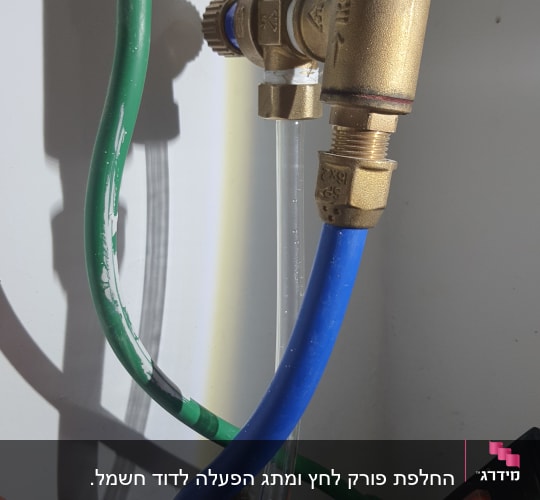 צינורות צבעוניים מחוברים לדוד שמש